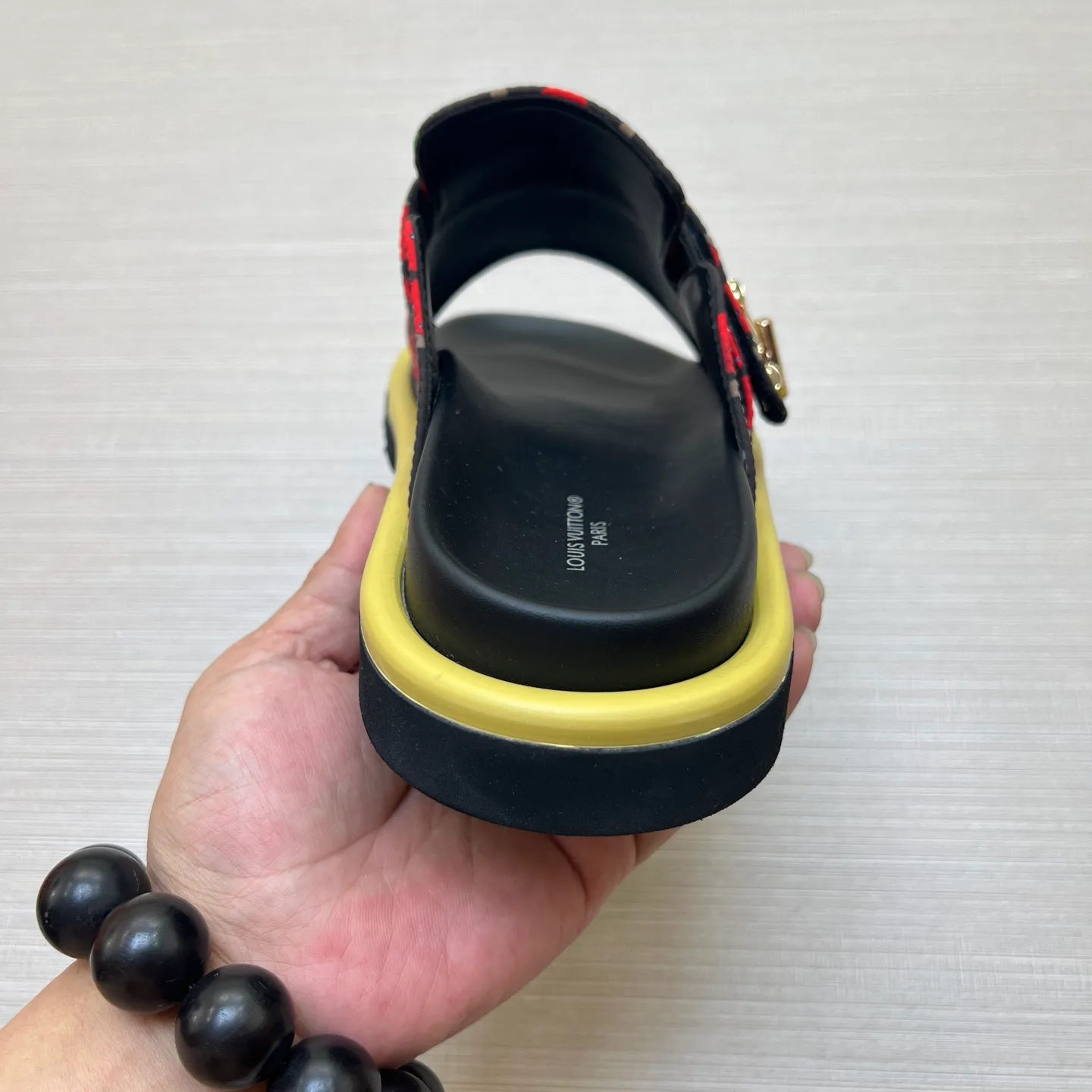 Factory price: 360💰【LOUIS VUITTON】Louis Vuitton, LV printing, men's and women's slippers are on the market, drawer box packaging with cloth bag, card, the upper pattern looks very soft and waxy, super versatile leg slimming artifact. Fabric: imported denim/canvas/old fabric, LV hardware LOGO, official website pattern printing, comfortable to wear, foot pads: high elastic men's shoes💰U water table. Sole: foam sole, heel height: about 5cm. Code number: 35-46, 35, 45, 46 are custom-made and non-returnable. Color: multiple colors and styles available.